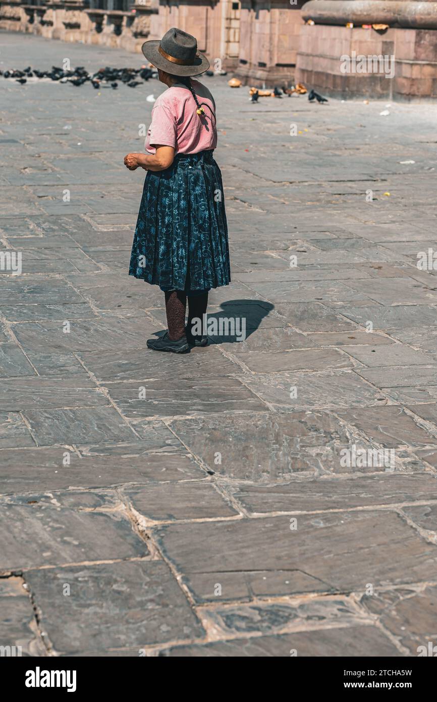 Plaza Mayor de Lima, centre historique de la ville, dame âgée en vêtements traditionnels de derrière, Lima, Pérou, 2023 Banque D'Images