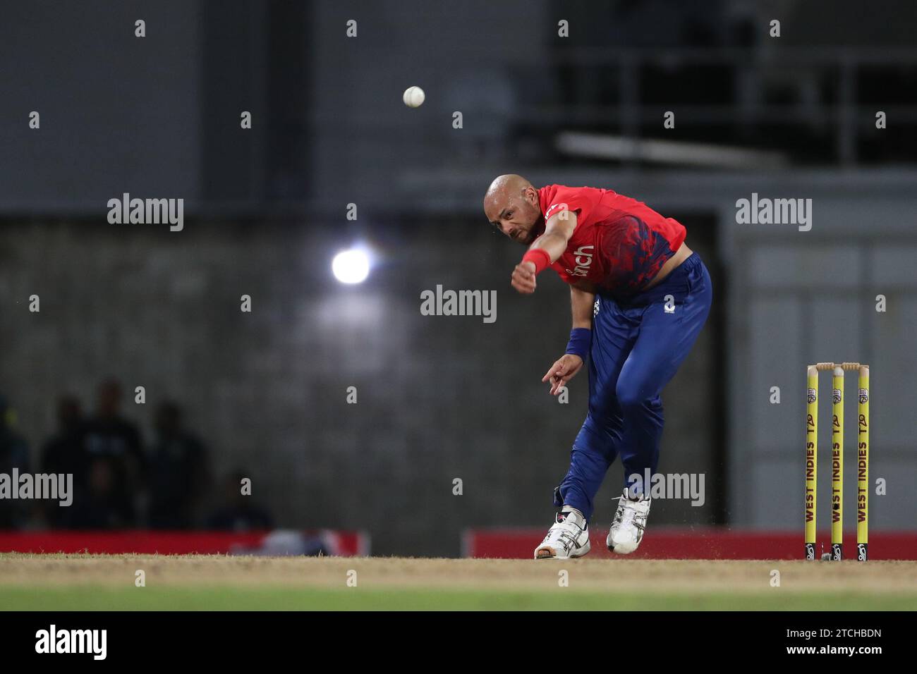 Bowling anglais Tymal Mills lors du 1e match international CG United T20 entre les Antilles et l'Angleterre au Kensington Oval, Bridgetown, le mardi 12 décembre 2023. (Photo : Mark Fletcher | MI News) crédit : MI News & Sport / Alamy Live News Banque D'Images