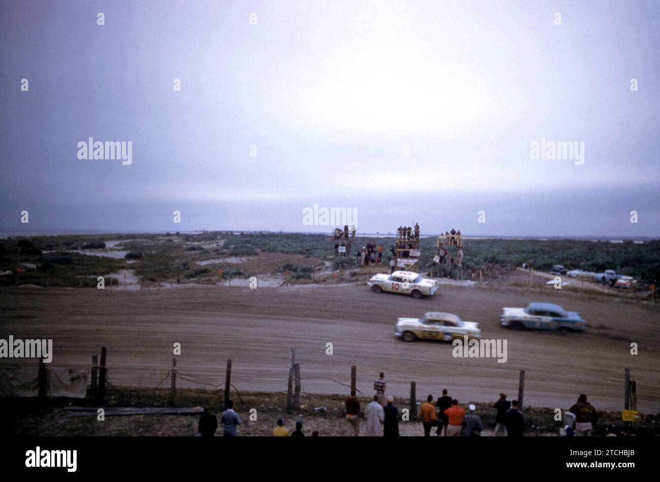 DAYTONA BEACH, FL - FÉVRIER 26 : Jim Cushman dans la Buick #10, Red Farmer dans la C97 dans la Chevrolet et Jim Reed dans la course Chevrolet #7 lors de la course NASCAR Daytona Beach et Road course 1956 le 26 février 1956 à Daytona Beach, Floride. (Photo de Hy Peskin) *** Légende locale *** Jim Cushman;Red Farmer;Jim Reed Banque D'Images