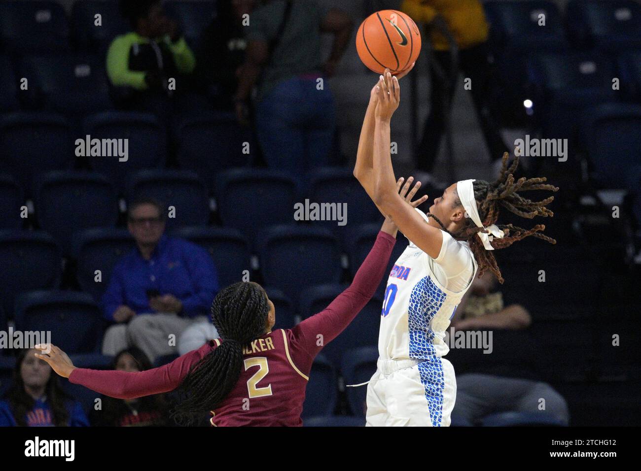 Florida guard Jeriah Warren, right, shoots in front of Florida State guard Alexis Tucker (2) during the second half of an NCAA college basketball game, Friday, Nov. 17, 2023, in Gainesville, Fla. (AP Photo/Phelan M. Ebenhack) Banque D'Images