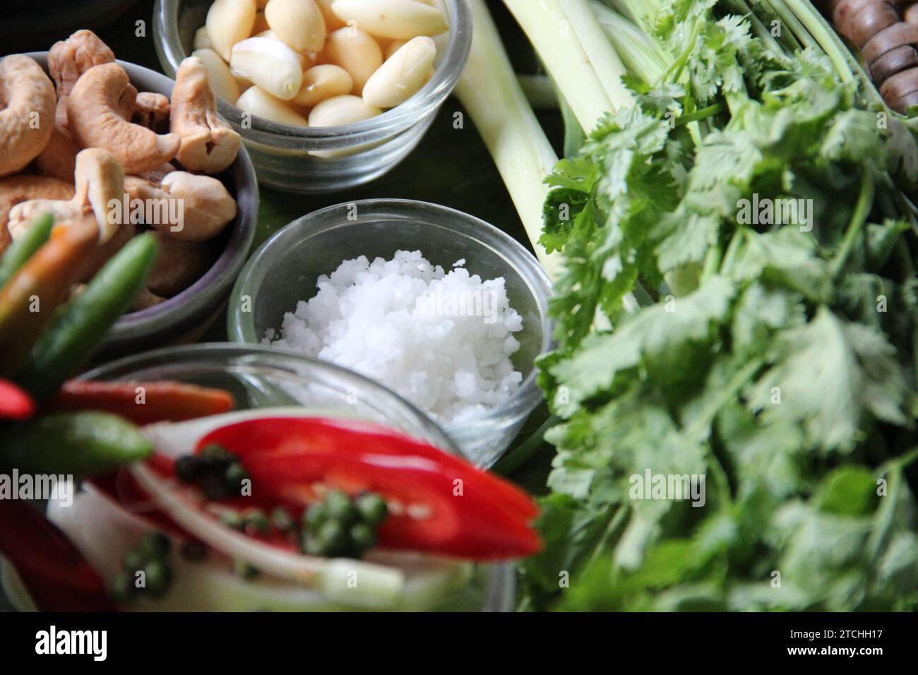 Gros plan d'une assiette avec une variété de légumes frais et du riz cuit à la vapeur. Banque D'Images