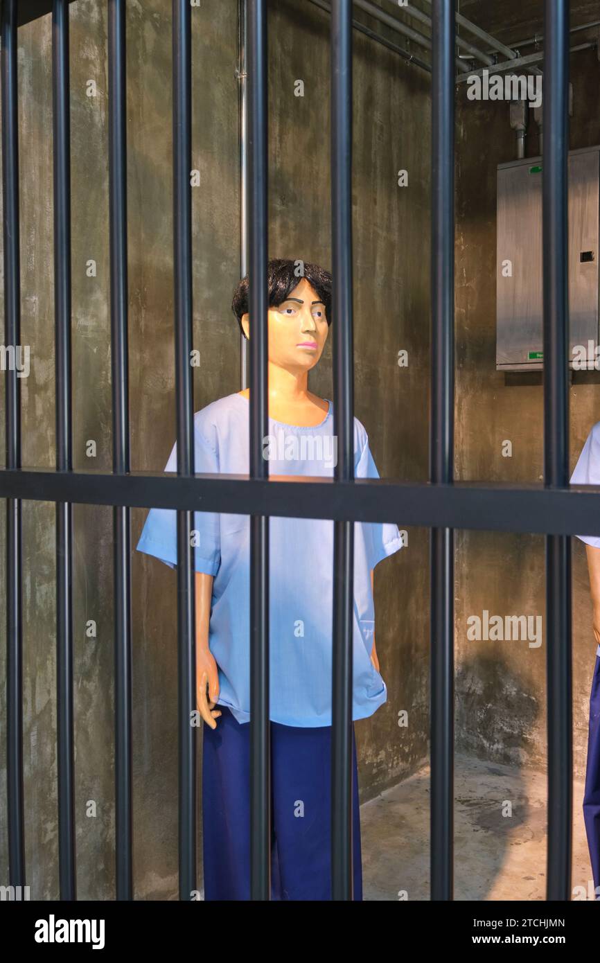 Un exemple de cellule de prison générique typique, cage avec un prisonnier en uniforme bleu. Au Musée correctionnel de Bangkok, Thaïlande. Banque D'Images