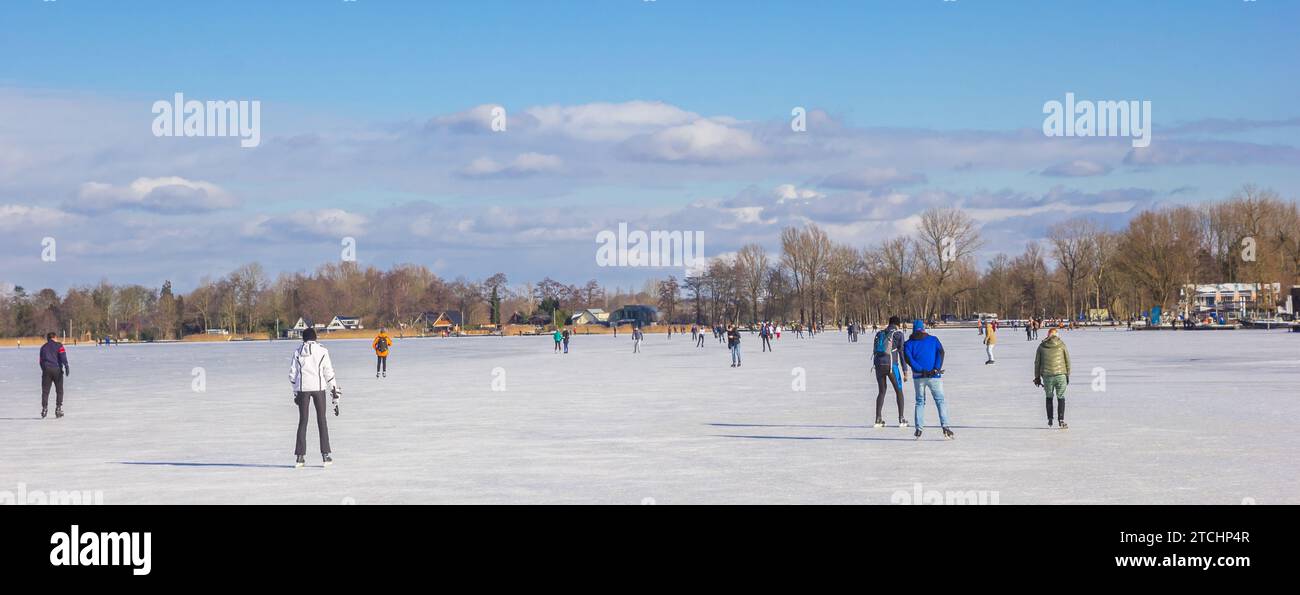 Panorama de personnes patinant sur le lac près de Groningen, pays-Bas Banque D'Images