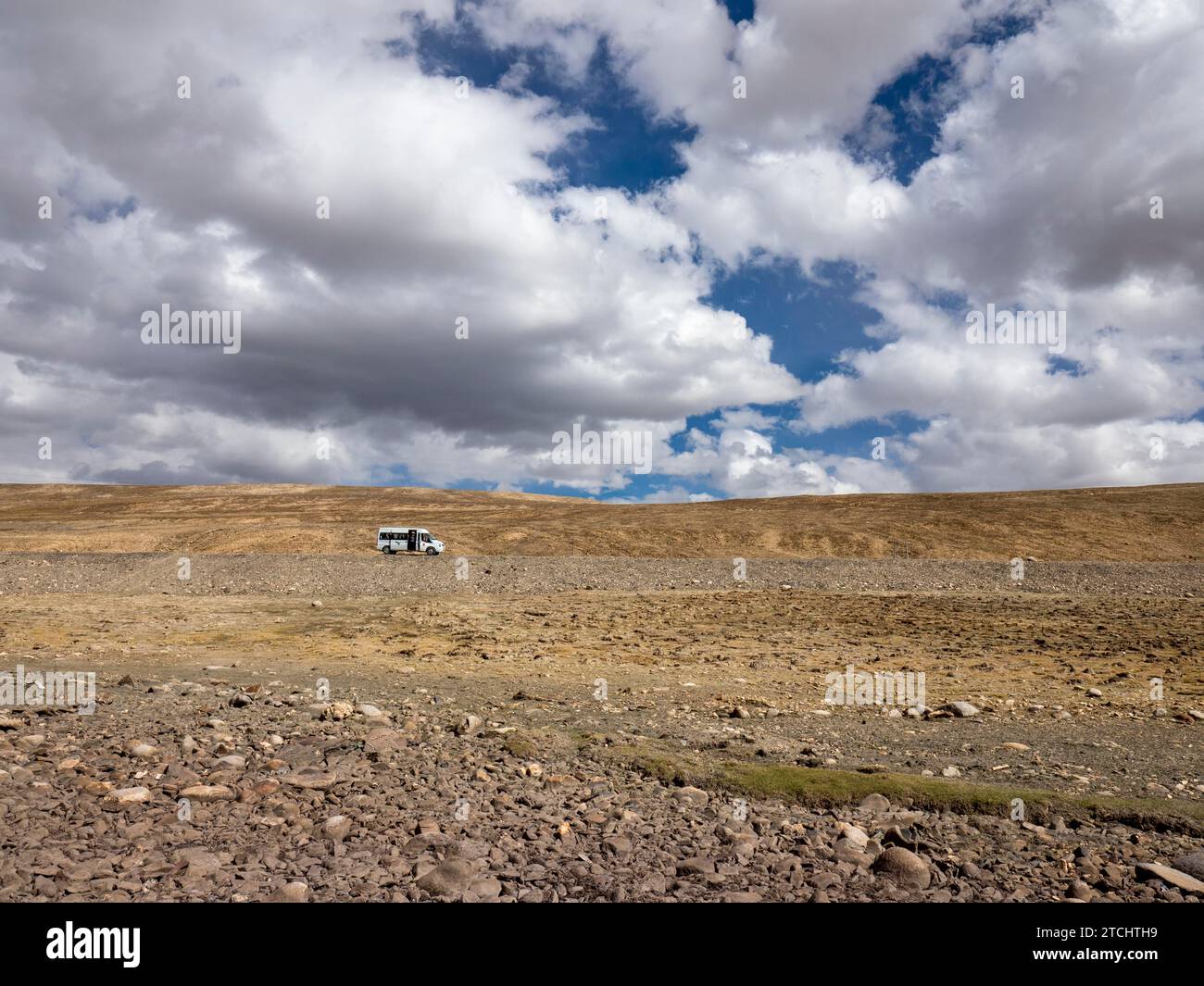 Plaine pierreuse dans les hautes montagnes au col de Ximila, Tibet, Chine Banque D'Images