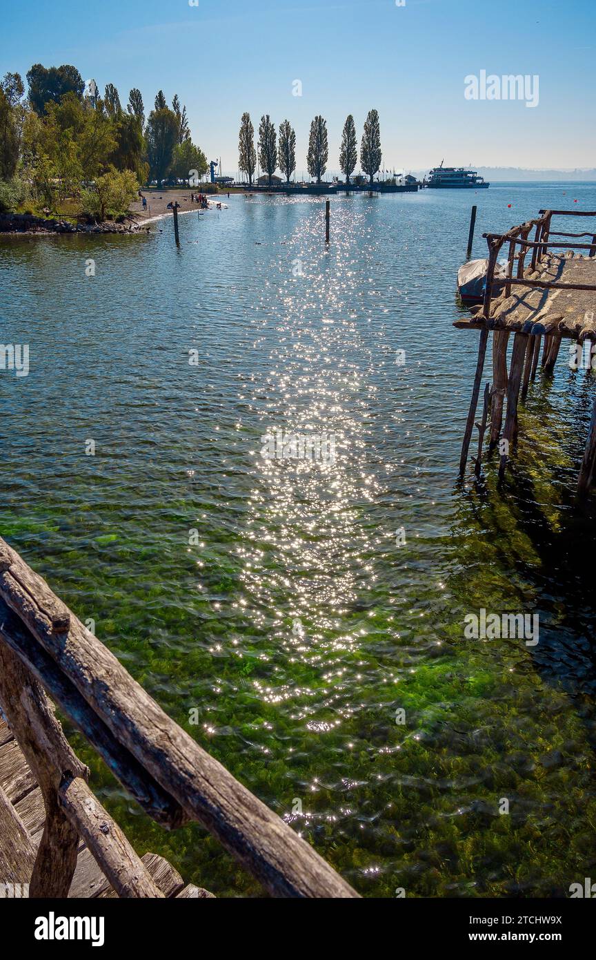 Lac avec des reflets de soleil, habitations en tas sur les rives du lac de Constance, une attraction touristique dans la région et la plus ancienne archéologique en plein air Banque D'Images
