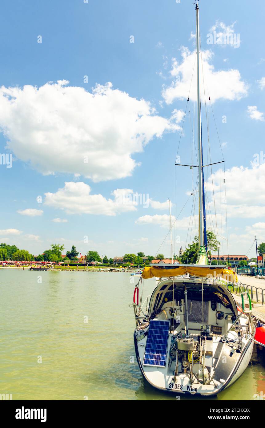 Autriche, Podersdorf, 07.06.2015 : le célèbre lac de Neusiedl, Burgenland, les gens nagent, les bateaux naviguant sur le lac. Vue sur la plage animée du lac, touriste Banque D'Images