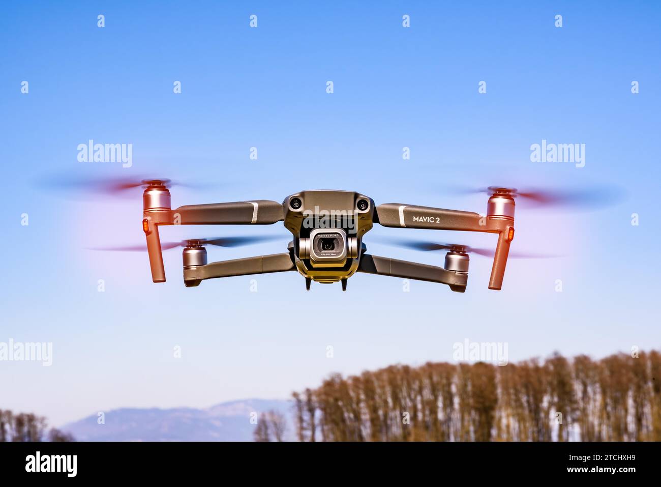 Graz, Autriche 15.03.2020, DJI Drone Mavic 2 Pro avec caméra Hasselblad volant en zone rurale. Espace de copie Banque D'Images