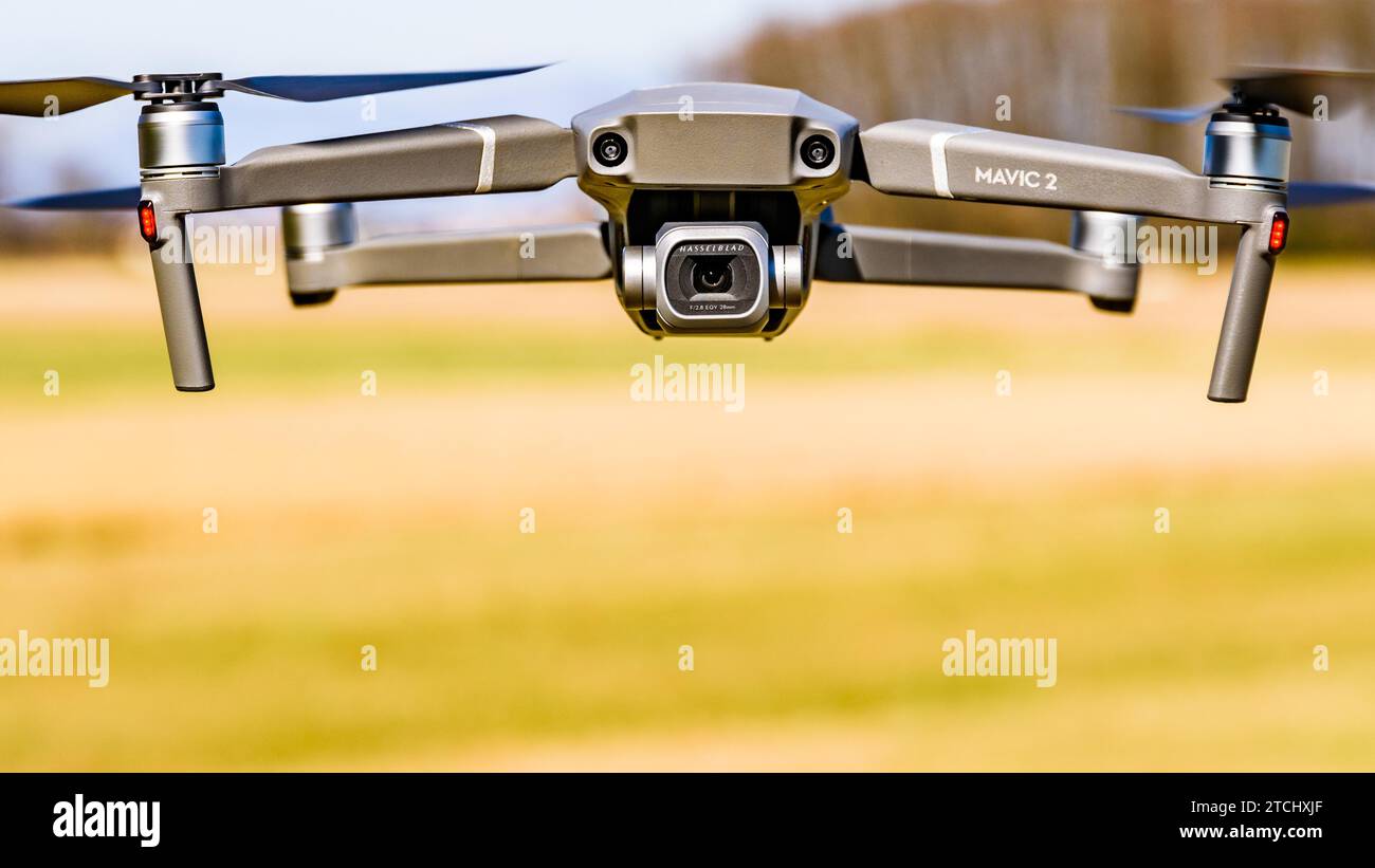 Graz, Autriche 15.03.2020, DJI Drone Mavic 2 Pro avec caméra Hasselblad volant en zone rurale. Espace de copie Banque D'Images