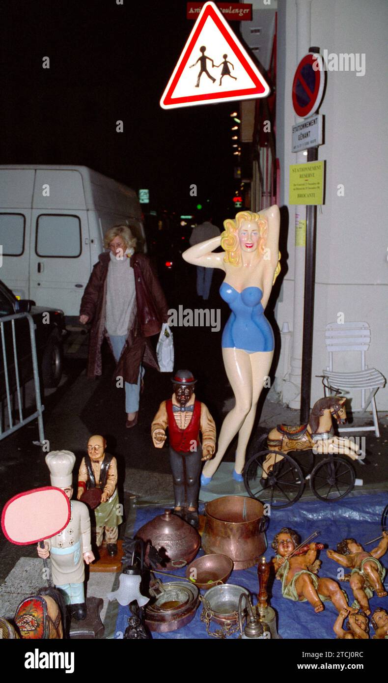 VENDRE DES MARCHANDISES SUR LE TROTTOIR - BRIC A BRAC DANS LA RUE - PARIS PHOTOGRAPHIE DE RUE - FILM COULEUR ARGENT © F.BEAUMONT Banque D'Images