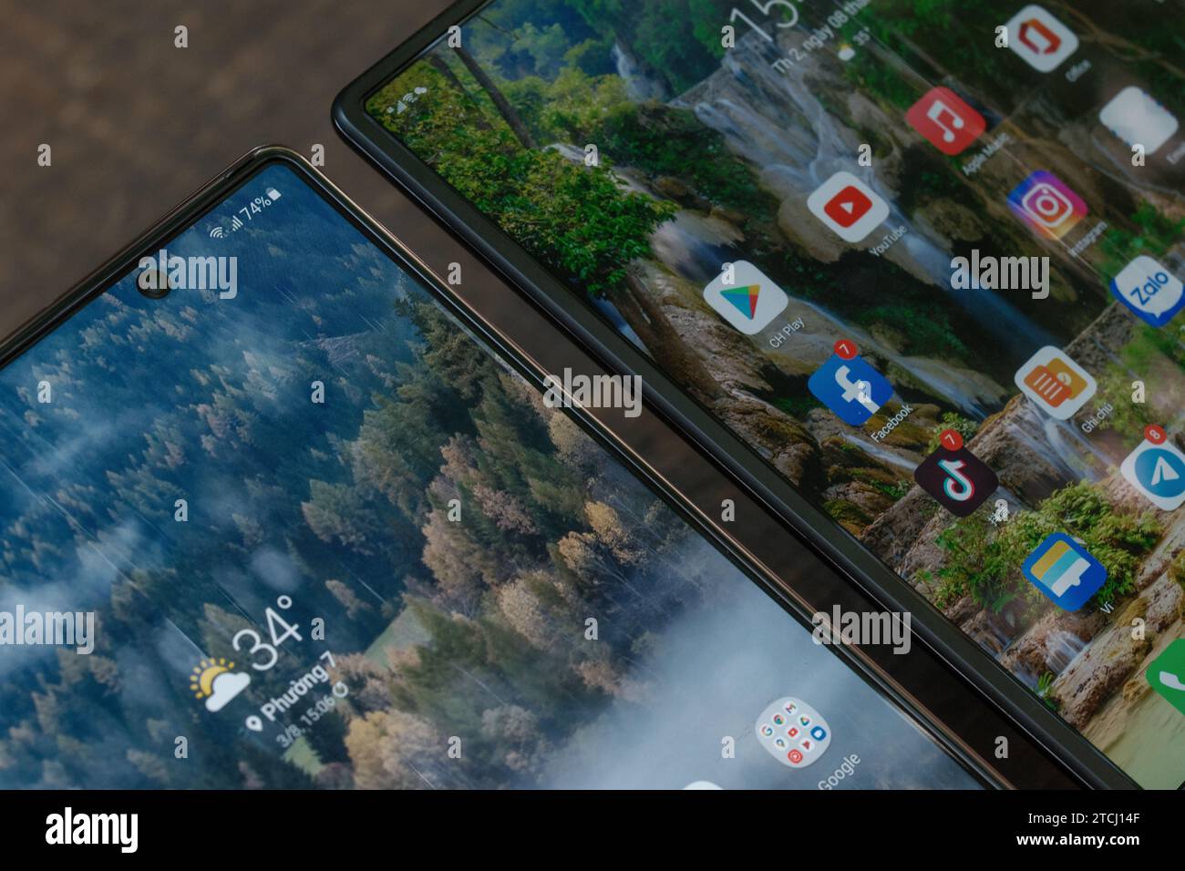 HCMC, VN - décembre 2023. Smartphone Huawei Mate X2 Banque D'Images