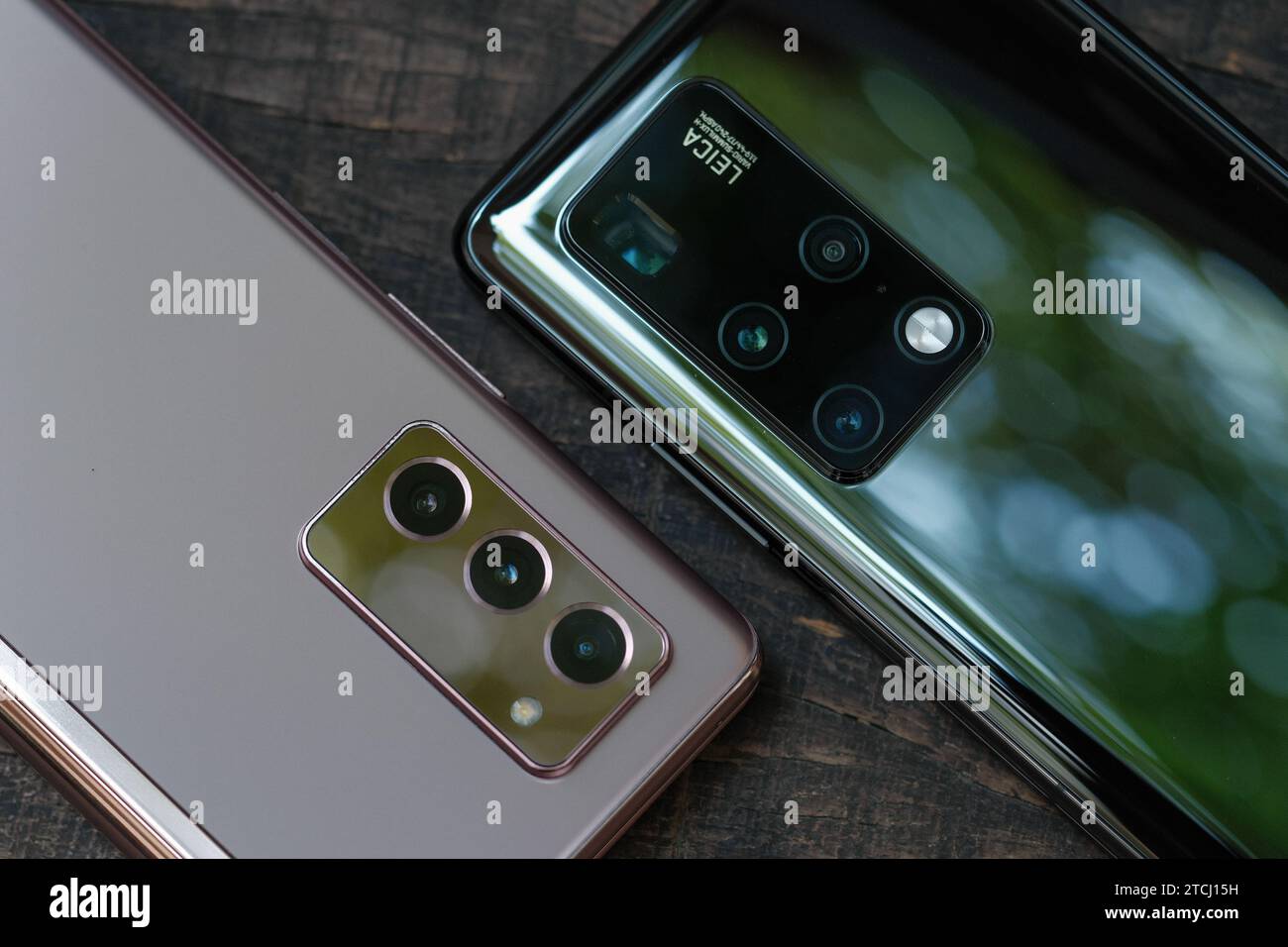 HCMC, VN - décembre 2023. Smartphone Huawei Mate X2 Banque D'Images