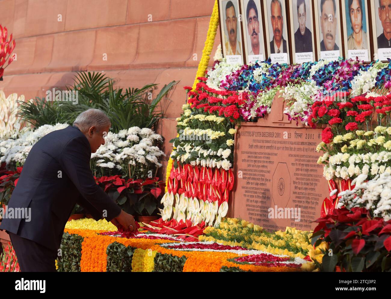 New Delhi, Inde. 13 décembre 2023. Le vice-président indien Jagdeep Dhankhar rend hommage aux martyrs qui ont perdu la vie lors de l'attaque terroriste perpétrée en 2001 contre le Parlement (Samvidhan Sadan). Le 13 décembre 2001, des militants de Lashkar-e-Taiba (LET) et Jaish-e-Mohammed (JEM) ont perpétré une attaque terroriste contre le complexe du Parlement indien, tuant neuf (9) personnes. Les cinq terroristes ont été abattus par les forces de sécurité indiennes. (Photo Naveen Sharma/SOPA Images/Sipa USA) crédit : SIPA USA/Alamy Live News Banque D'Images