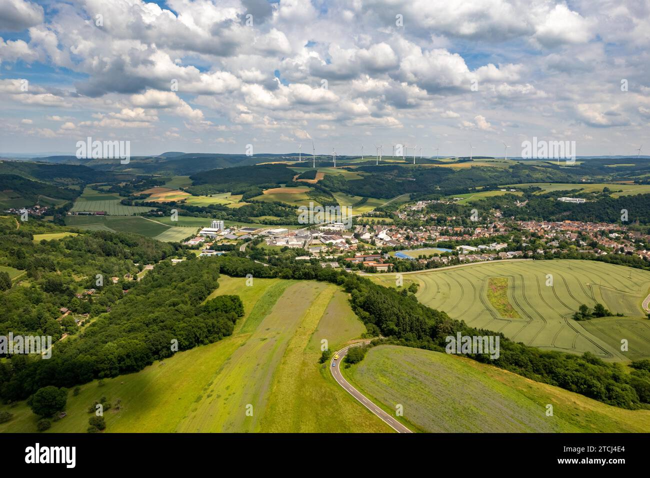 Vue aérienne d'un paysage en Rhénanie-Palatinat, Allemagne sur la rivière Glan avec la ville de Meisenheim en arrière-plan Banque D'Images