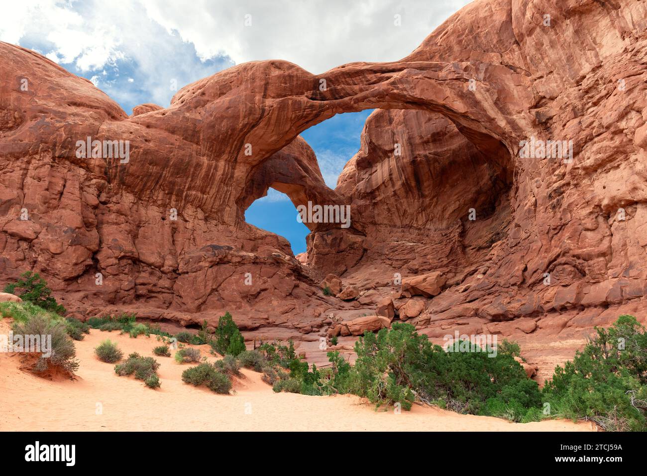 Formation rocheuse de grès à double Arch. Sentier de la section Windows avec Doble Arch, merveille naturelle dans le parc national des Arches, Utah, États-Unis. Banque D'Images