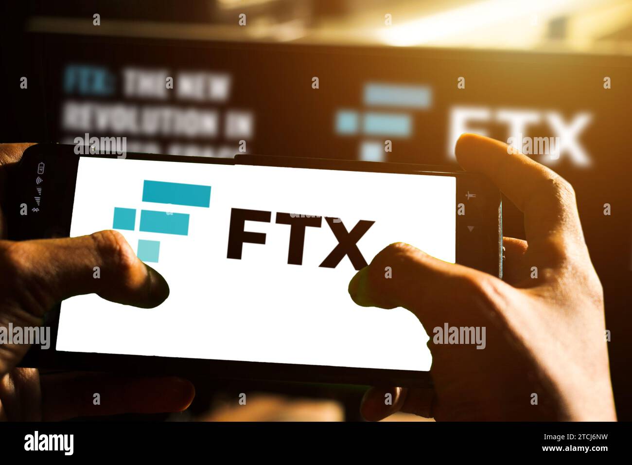 FTX est un échange de crypto-monnaies. Un smartphone avec le logo FTX, un  panier et des cryptocoins sur les billets en dollars Photo Stock - Alamy