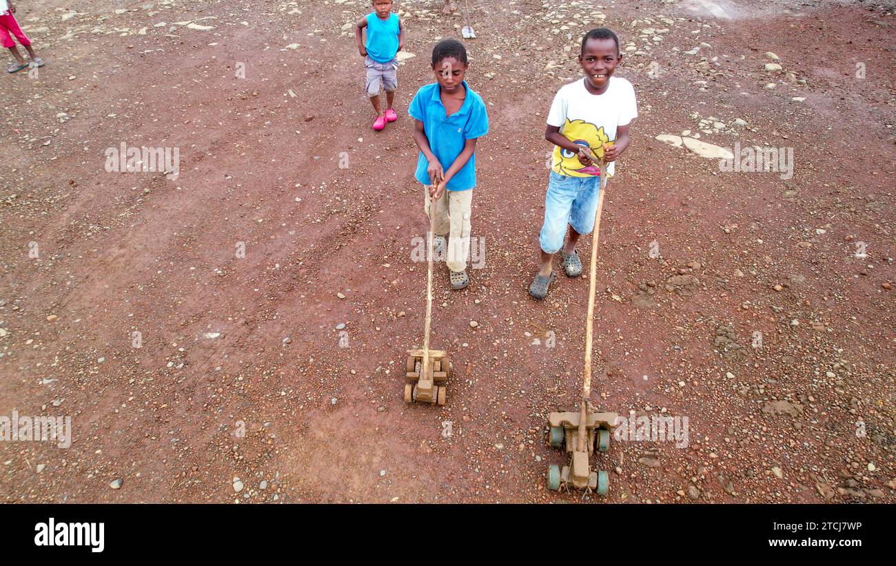 Vue aérienne d'enfants africains jouant avec leurs jouets, Sao Tomé e principe, Afrique Banque D'Images