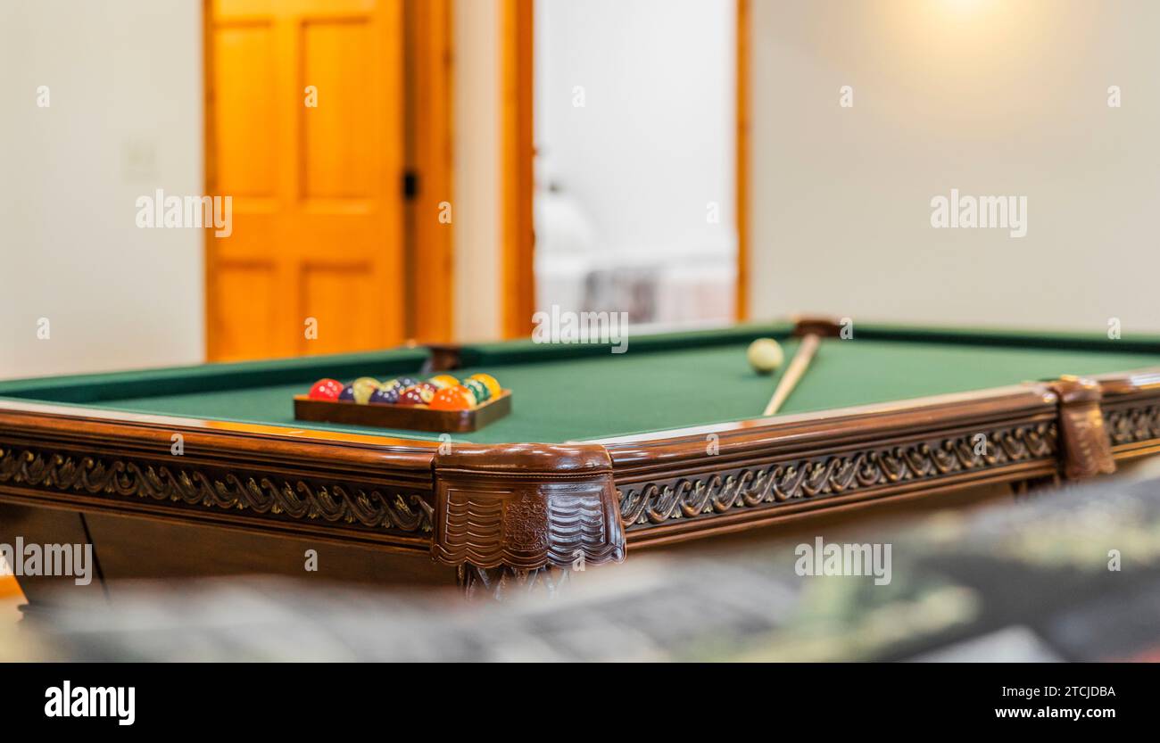 Une table de billard dans une pièce vide Banque D'Images
