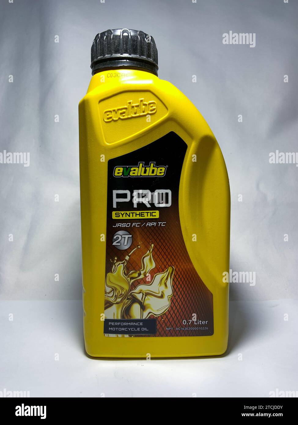 Surakarta, Indonésie - 20 novembre 2023 : huile moteur Evalube Pro 2T synthétique jaso fc/ api tc pour moto 2T 700ml. Bouteille en plastique pour huile moteur. Banque D'Images