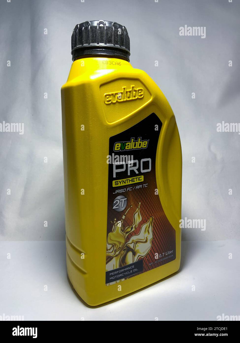 Surakarta, Indonésie - 20 novembre 2023 : huile moteur Evalube Pro 2T synthétique jaso fc/ api tc pour moto 2T 700ml. Bouteille en plastique pour huile moteur. Banque D'Images