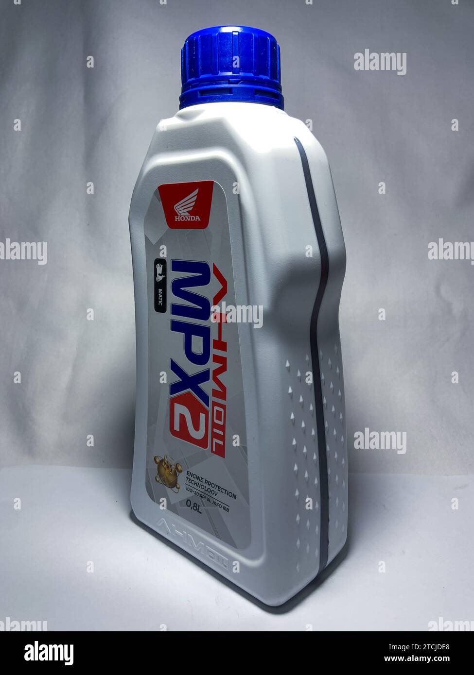 Surakarta, Indonésie - 20 novembre 2023 : huile moteur MPX 2 AHM Matic, technologie de protection moteur 10W-30 SL JASO MB pour moto Matic 800ml. Plast Banque D'Images