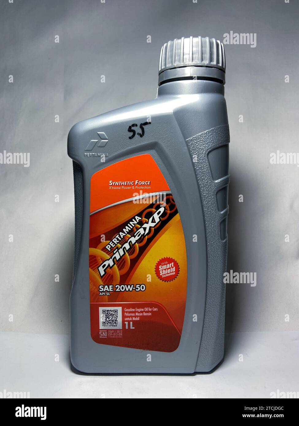 Surakarta, Indonésie - 20 novembre 2023 : Pertamina PrimaXP huile pour voitures, force synthétique protection extrême puissance SAE 20W-50 huile moteur essence pour voiture Banque D'Images