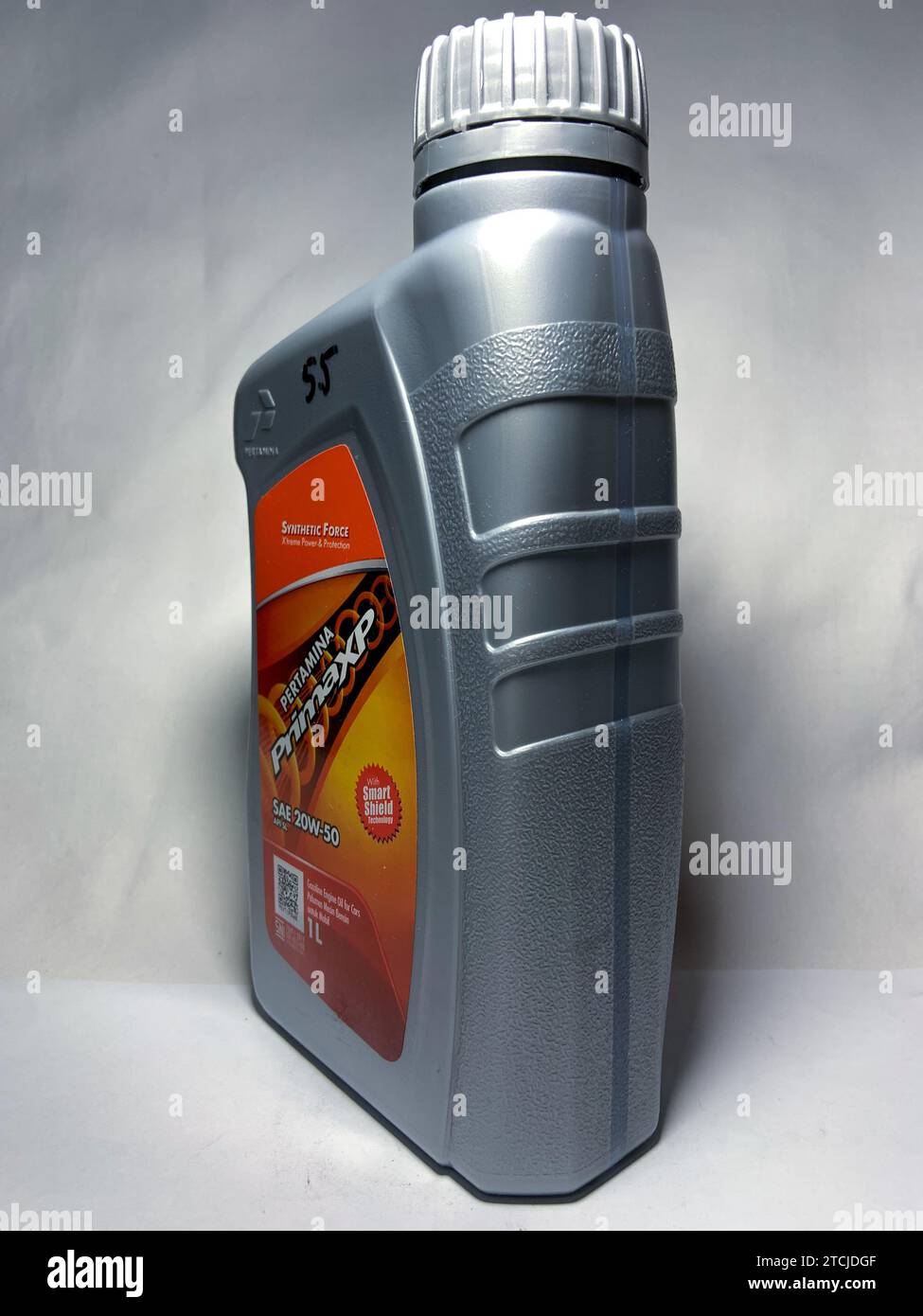 Surakarta, Indonésie - 20 novembre 2023 : Pertamina PrimaXP huile pour voitures, force synthétique protection extrême puissance SAE 20W-50 huile moteur essence pour voiture Banque D'Images