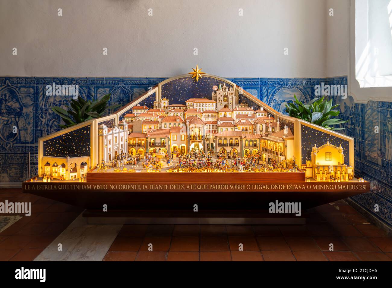 Reconstitution détaillée de la naissance de l'enfant Jésus dans une scène de la Nativité de Noël avec 564 figures en argile. Fond de tuiles bleues. Idée hypothétique de Th Banque D'Images