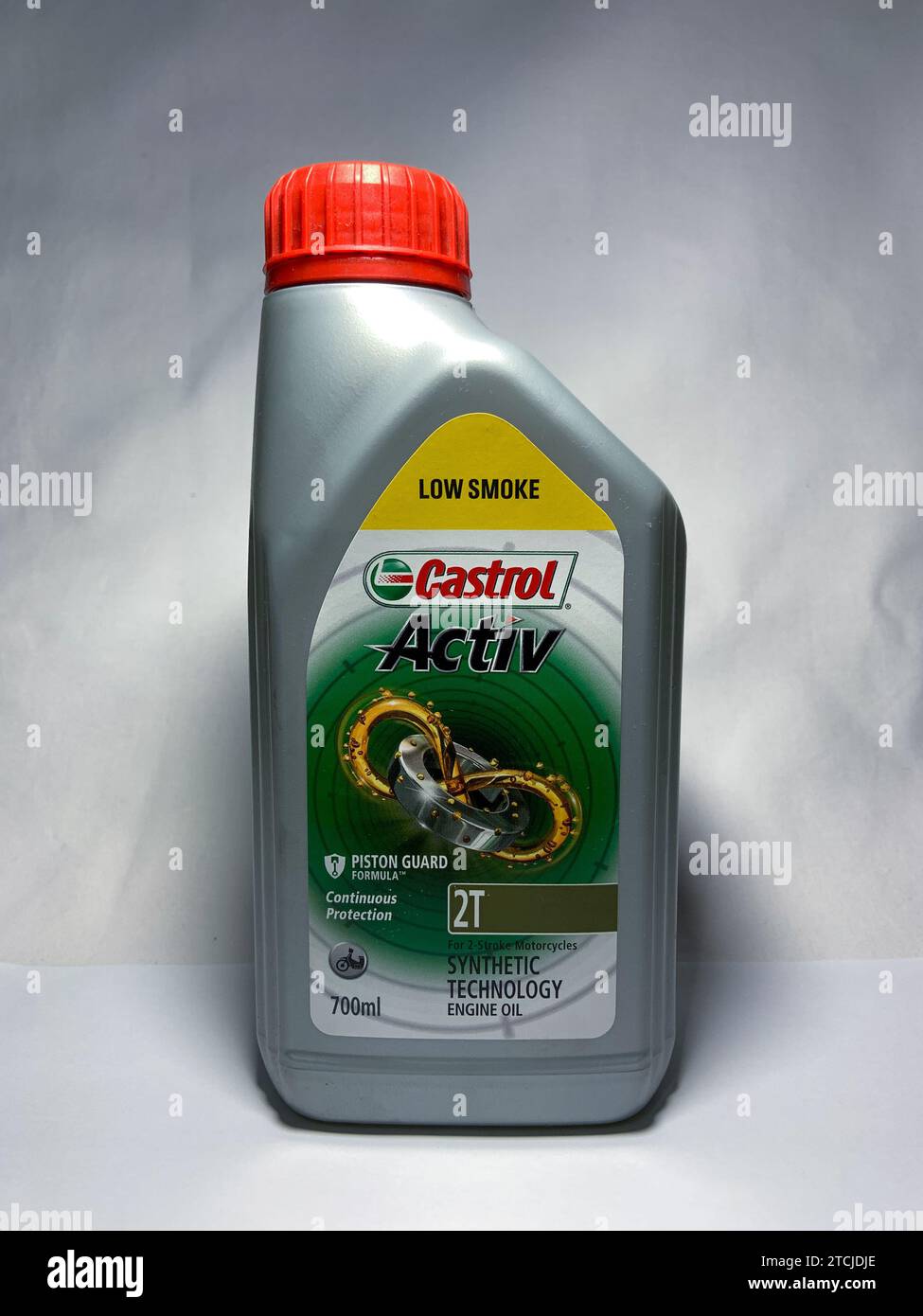 Surakarta, Indonésie - 20 novembre 2023 : huile moteur Castrol active pour motos 2 temps, huile moteur à technologie synthétique de protection continue 70 Banque D'Images