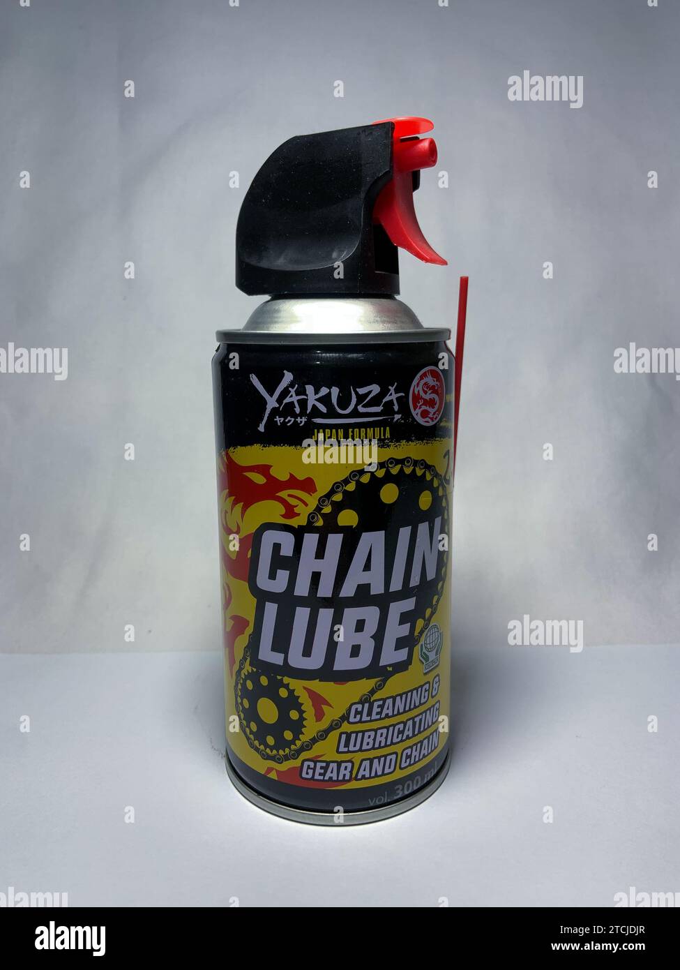 Surakarta, Indonésie - 20 novembre 2023 : lubrification de la chaîne Yakuza, nettoyage et lubrification de l'engrenage et de la chaîne. Yakuza japan formule 300ml. Banque D'Images