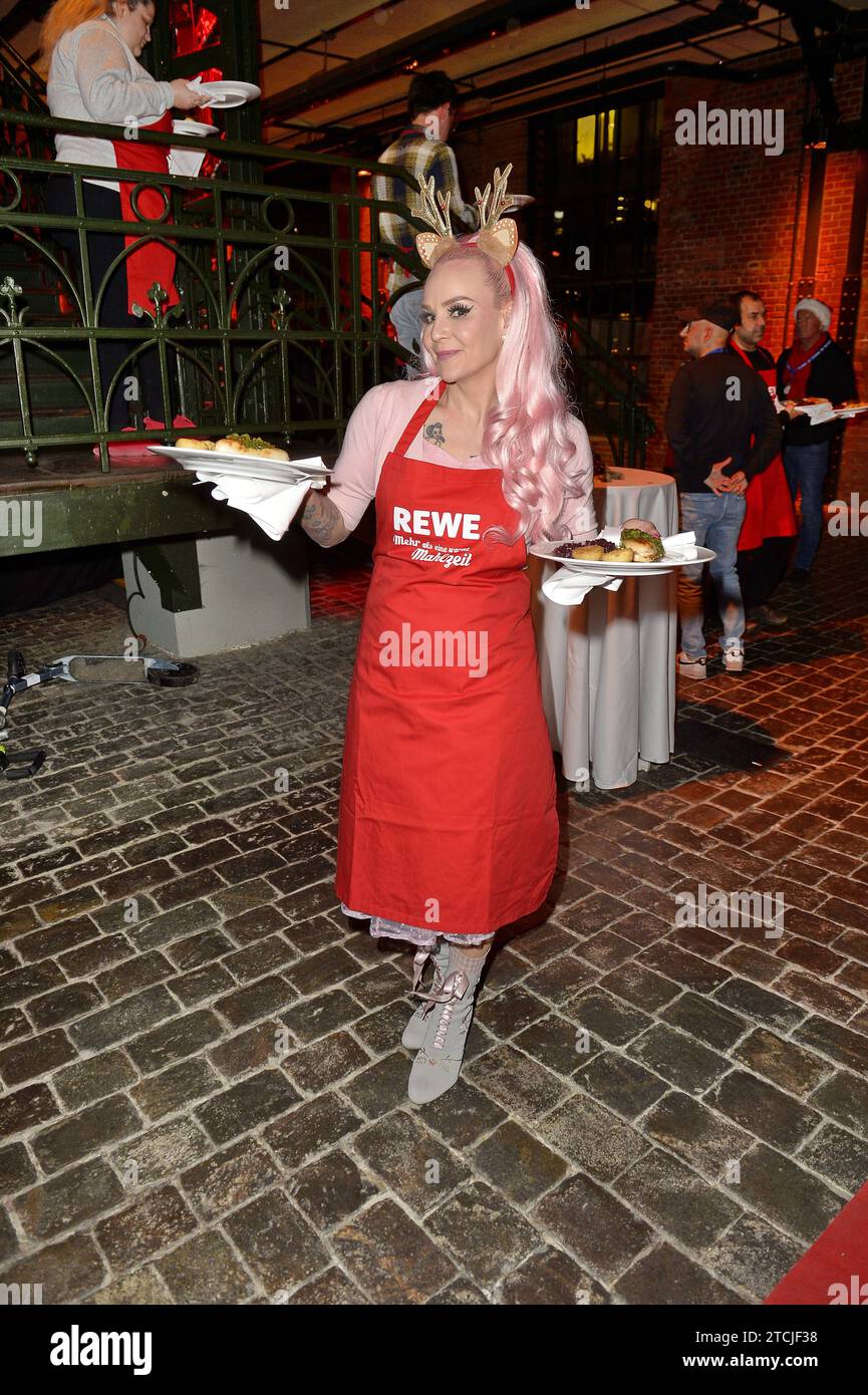 Belle la Donn Burlesque icon / Charity-Veranstaltung / Mehr als eine Warme Mahlzeit / Hambourg / 12. Dezember 2023 *** Belle la Donn Burlesque Icon Charity événement plus qu'un repas chaud Hambourg 12 décembre 2023 Banque D'Images