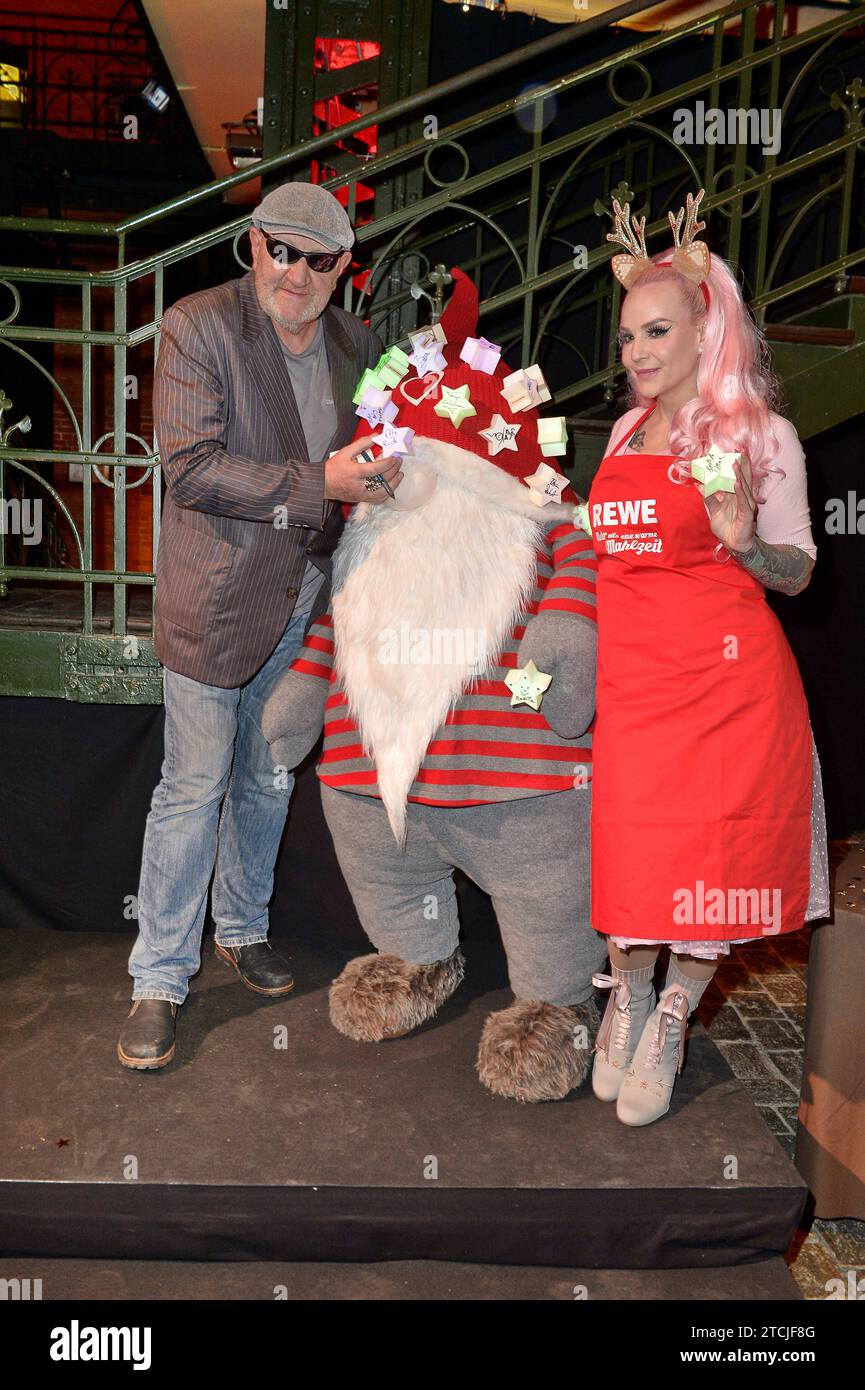 Eddy Kante Uwe Axel Schroeder in Hagen und Belle la Donn Burlesque icon / Charity-Veranstaltung / Mehr als eine Warme Mahlzeit / Hamburg / 12. Dezember 2023 *** Eddy Kante Uwe Axel Schroeder dans Hagen et Belle la Donn Burlesque icône événement caritatif plus qu'un repas chaud Hambourg 12 décembre 2023 Banque D'Images