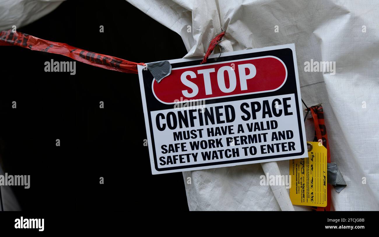 Vue rapprochée d'un panneau d'avertissement pour la sécurité sur le lieu de travail dans un espace confiné Banque D'Images