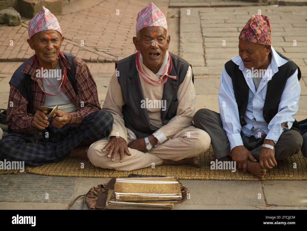 Népal, Bhaktapur, Festival Dashain, vieillards, chant, chansons traditionnelles, Banque D'Images