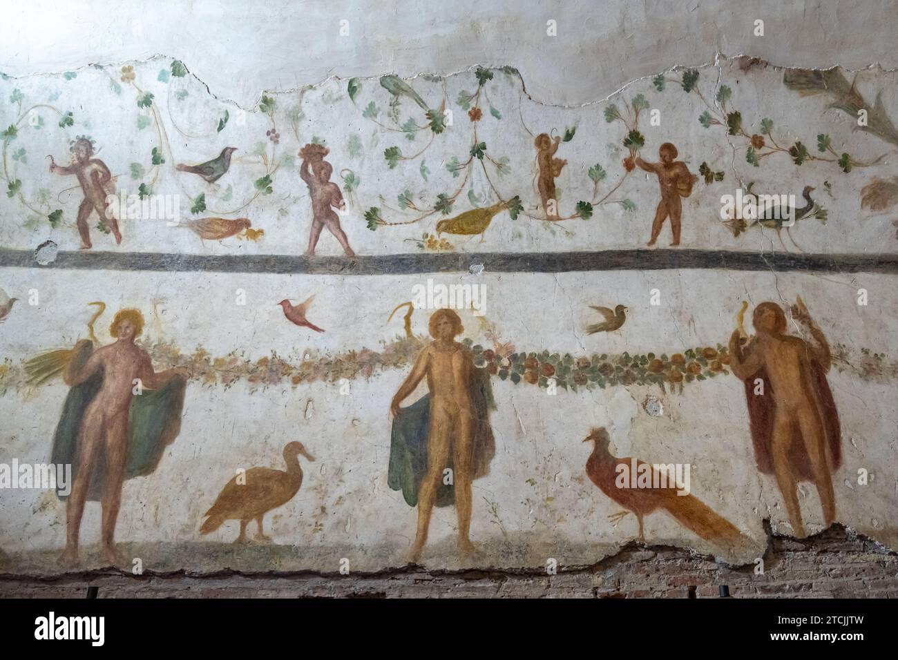 Détail de l'ancienne fresque romaine en ruines décorant le mur à l'intérieur de la vieille maison Banque D'Images