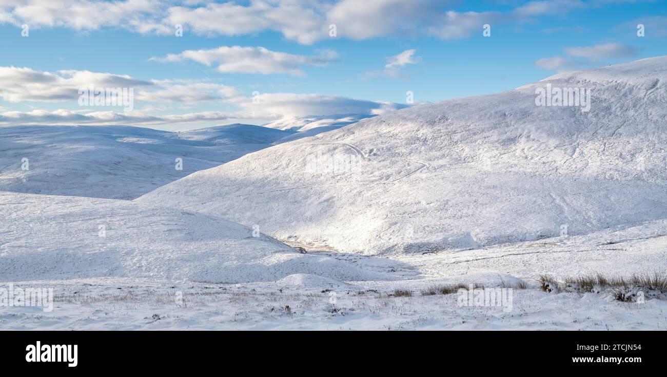 Cairngorms dans la neige et le ciel bleu. Highlands, Écosse Banque D'Images