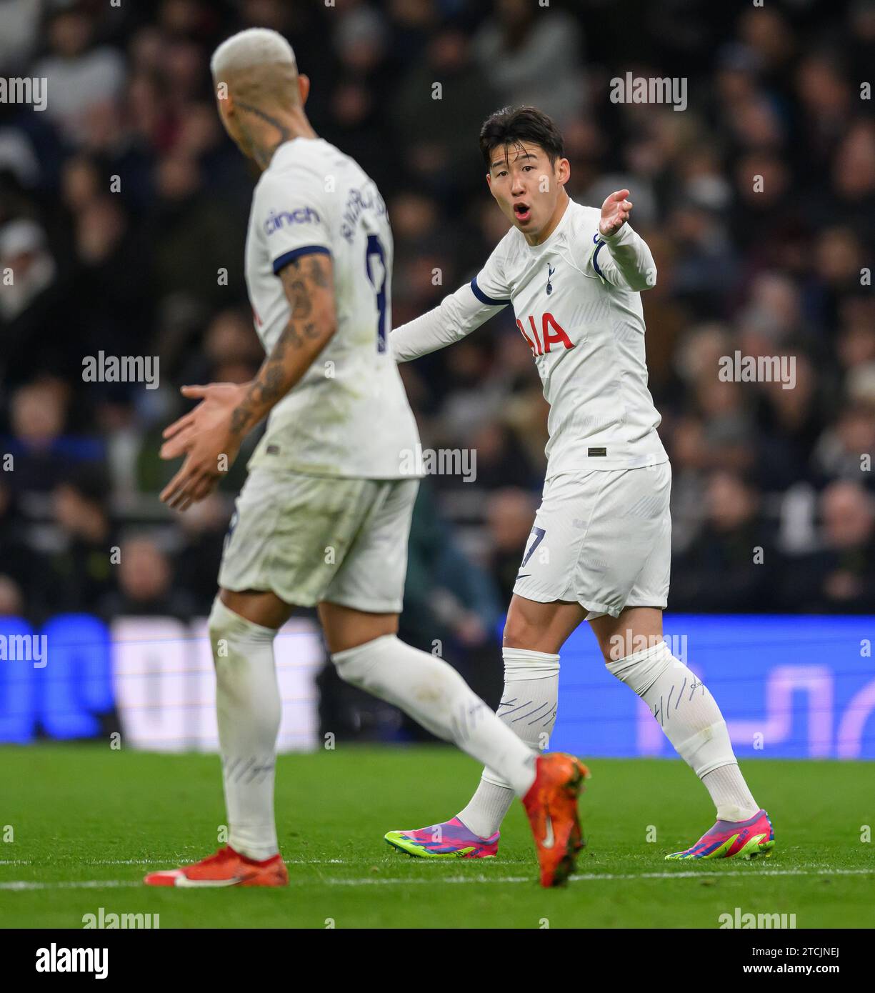 Londres, Royaume-Uni. 10 décembre 2023 - Tottenham Hotspur - Newcastle United - Premier League - Tottenham Hotspur Stadium. Heung-min son de Tottenham remonte à Richarlison lors du match de Premier League contre Newcastle. Crédit photo : Mark pain / Alamy Live News Banque D'Images