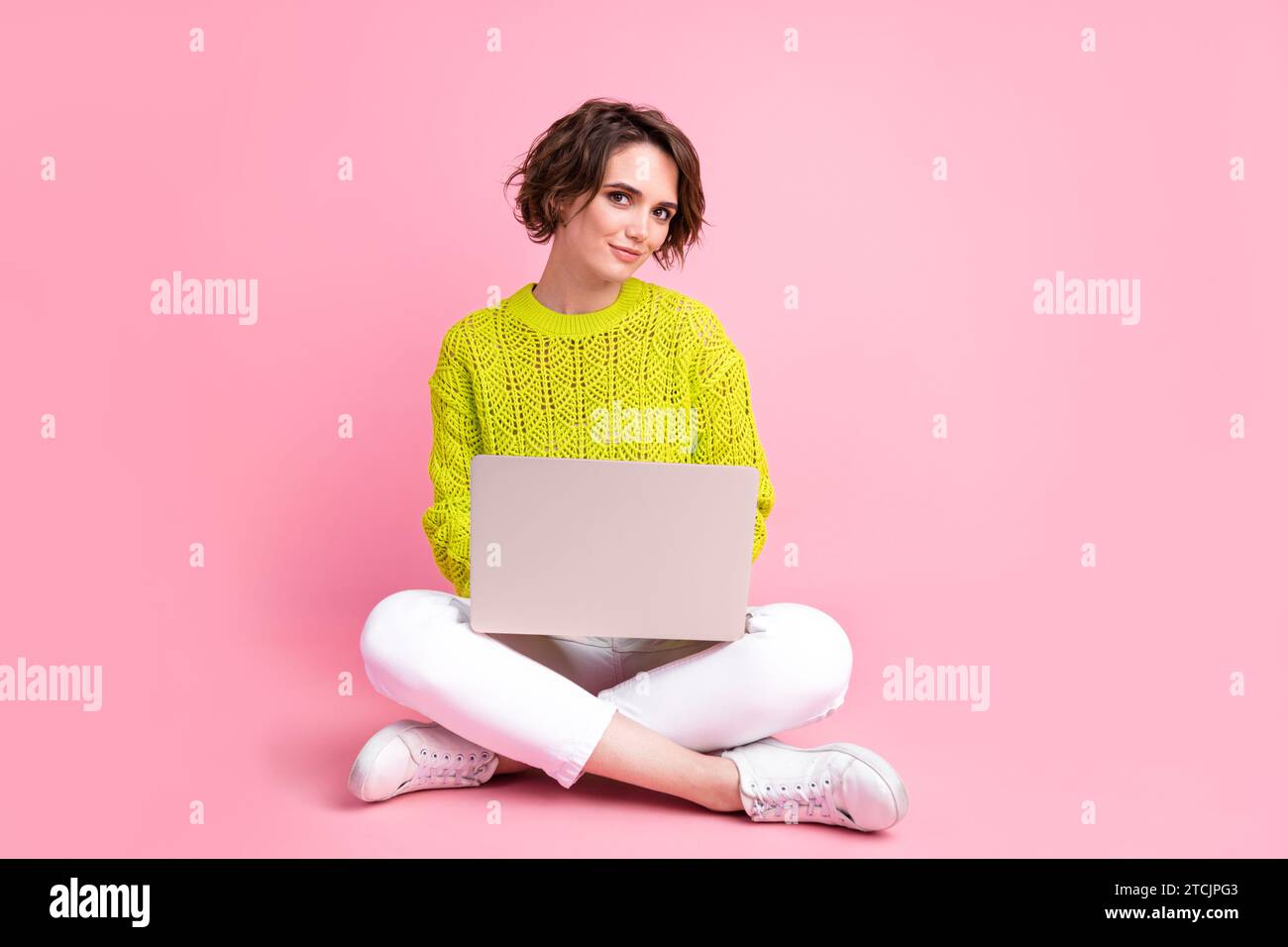 Photo pleine longueur de positive Sweet Lady Wear Knitter Pullover travaillant gadget moderne isolé fond de couleur rose Banque D'Images