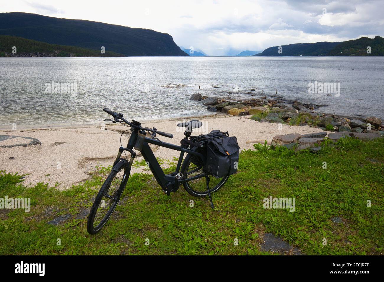 E-bike sur les rives du Hardangerfjord en Norvège. Banque D'Images