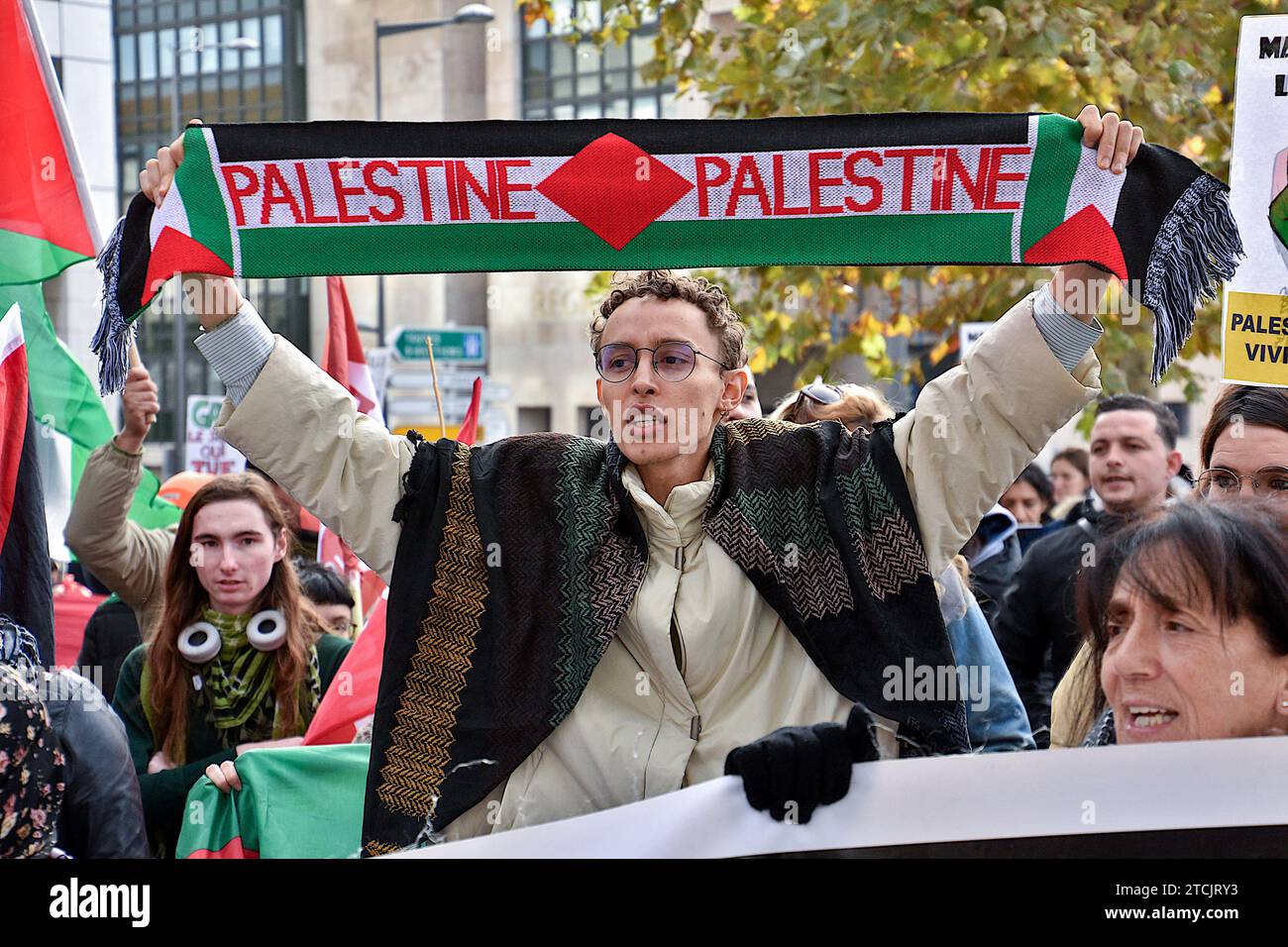 Marseille, France. 09 décembre 2023. Un manifestant palestinien tient une écharpe de partisan palestinien pendant la manifestation. Interdite d’abord par le quartier général de la police des Bouches-du-Rhône en raison de risques sérieux de troubles de l’ordre public, la manifestation pour un cessez-le-feu à Gaza s’est déroulée sans incident suite à une décision du tribunal administratif. Crédit : SOPA Images Limited/Alamy Live News Banque D'Images