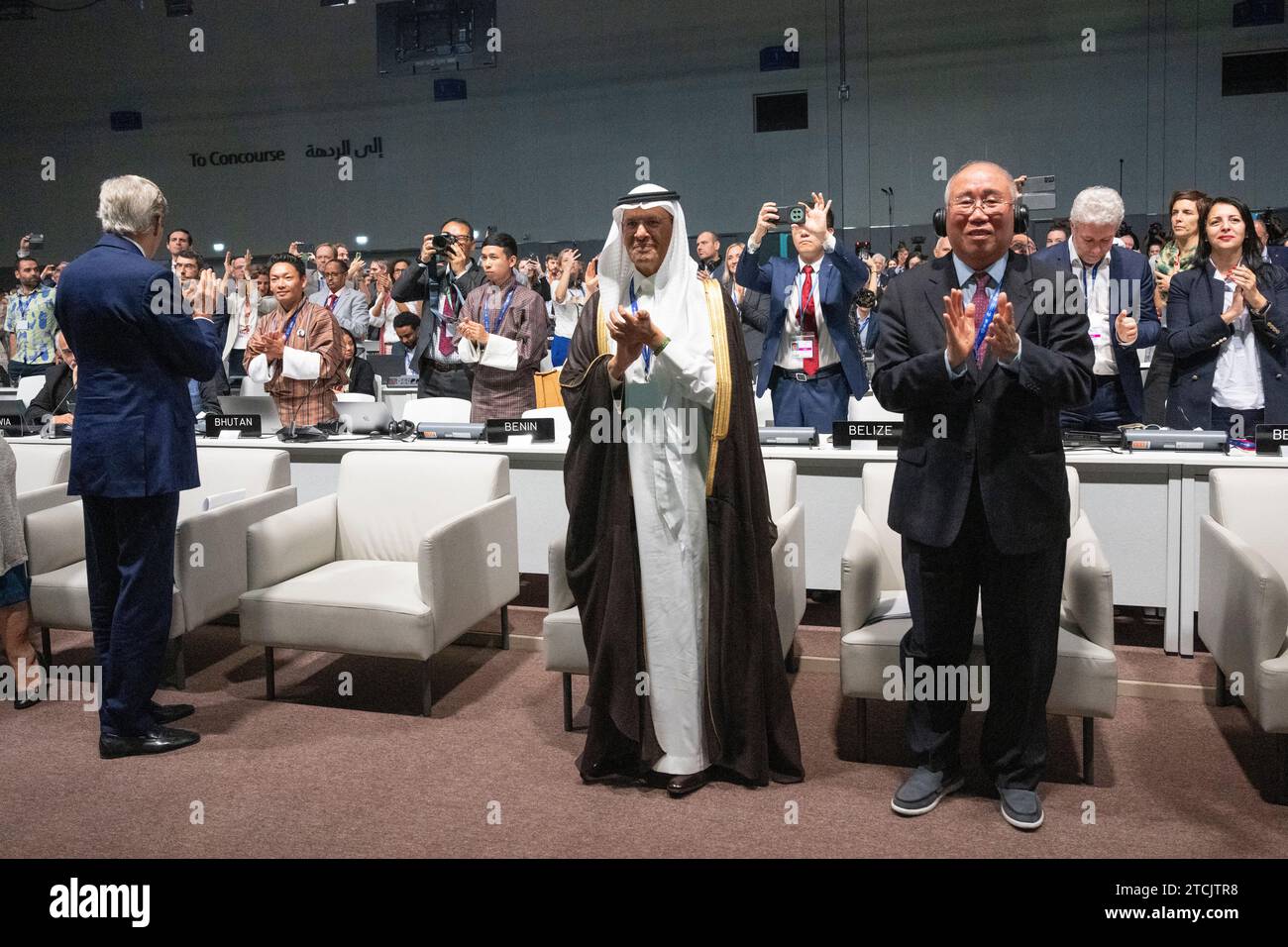 Dubaï, Émirats arabes Unis. 13 décembre 2023. DUBAÏ 20231213L’accord est finalisé à la COP 28. De gauche à droite, John Kerry, envoyé américain pour le climat, Abdulaziz bin Salmane, ministre saoudien de l'énergie, et Xie Zhenhua, négociateur chinois pour le climat, encourageront. Photo : Henrik Montgomery/TT/code 10060 crédit : TT News Agency/Alamy Live News Banque D'Images