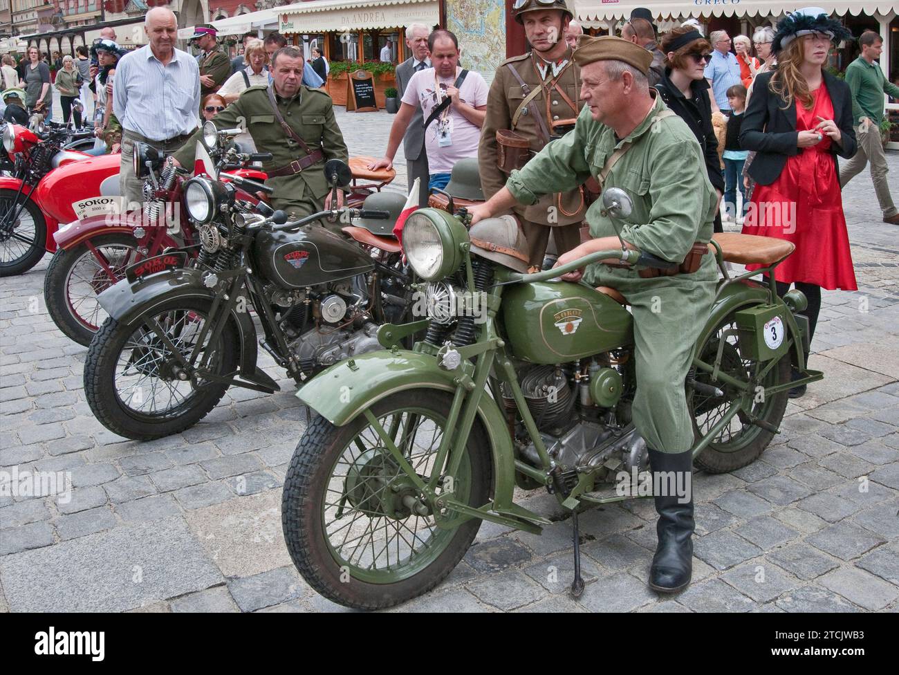 1930s Sokol 1000, motos polonaises, hommes en uniformes militaires polonais, aux véhicules du rallye de Pologne de l'entre-deux-guerres, à Rynek (place du marché) à Wroclaw, Basse-Silésie, Pologne Banque D'Images