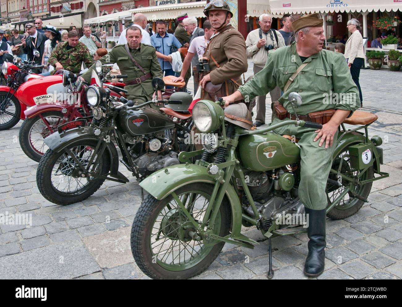 1930s Sokol 1000, motos polonaises, hommes en uniformes militaires polonais, aux véhicules du rallye de Pologne de l'entre-deux-guerres, à Rynek (place du marché) à Wroclaw, Basse-Silésie, Pologne Banque D'Images