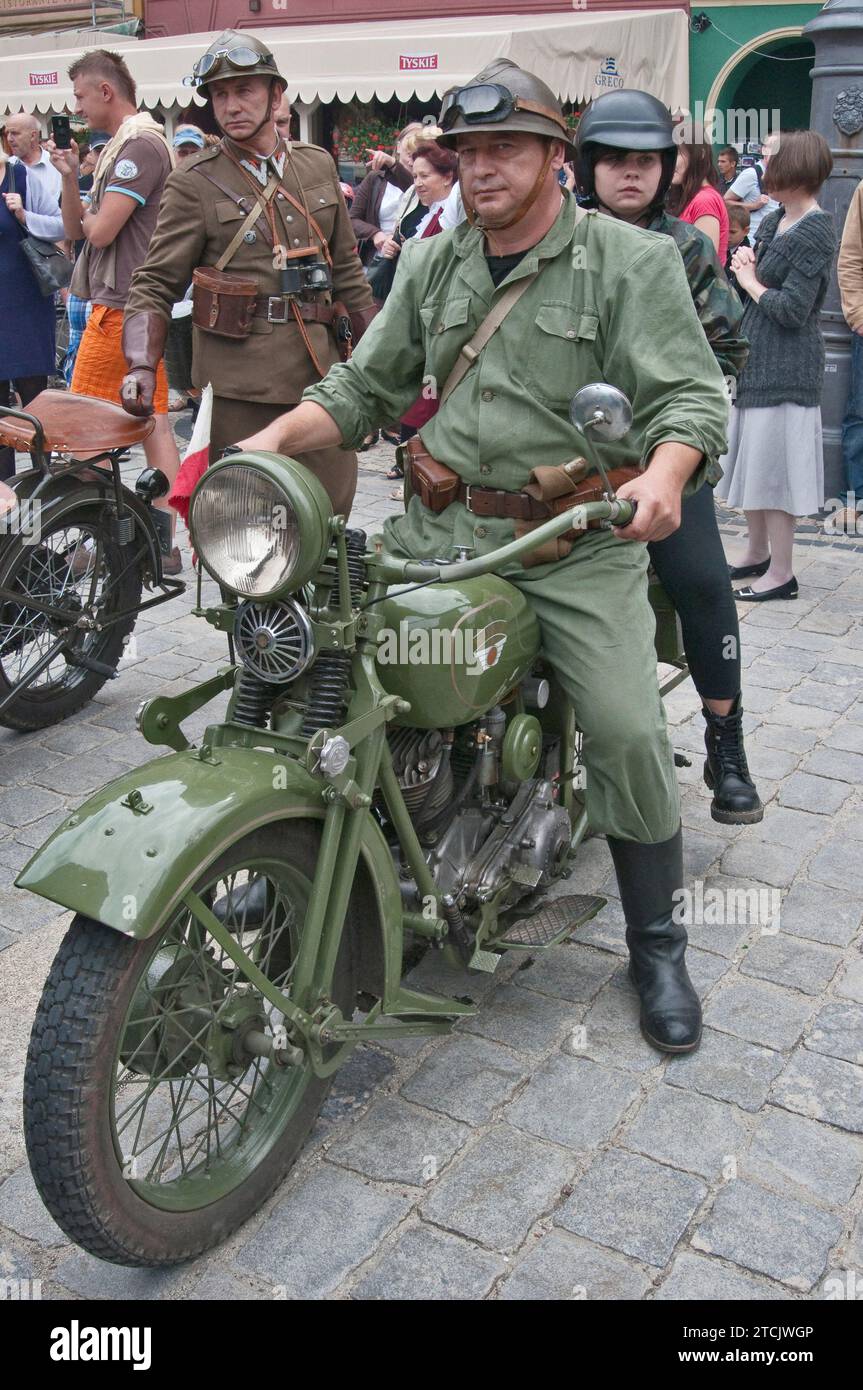 1930s Sokol 1000, moto polonaise, homme en uniforme militaire polonais, aux véhicules du Rallye de Pologne de l'entre-deux-guerres, à Rynek (place du marché) à Wroclaw, Basse-Silésie, Pologne Banque D'Images
