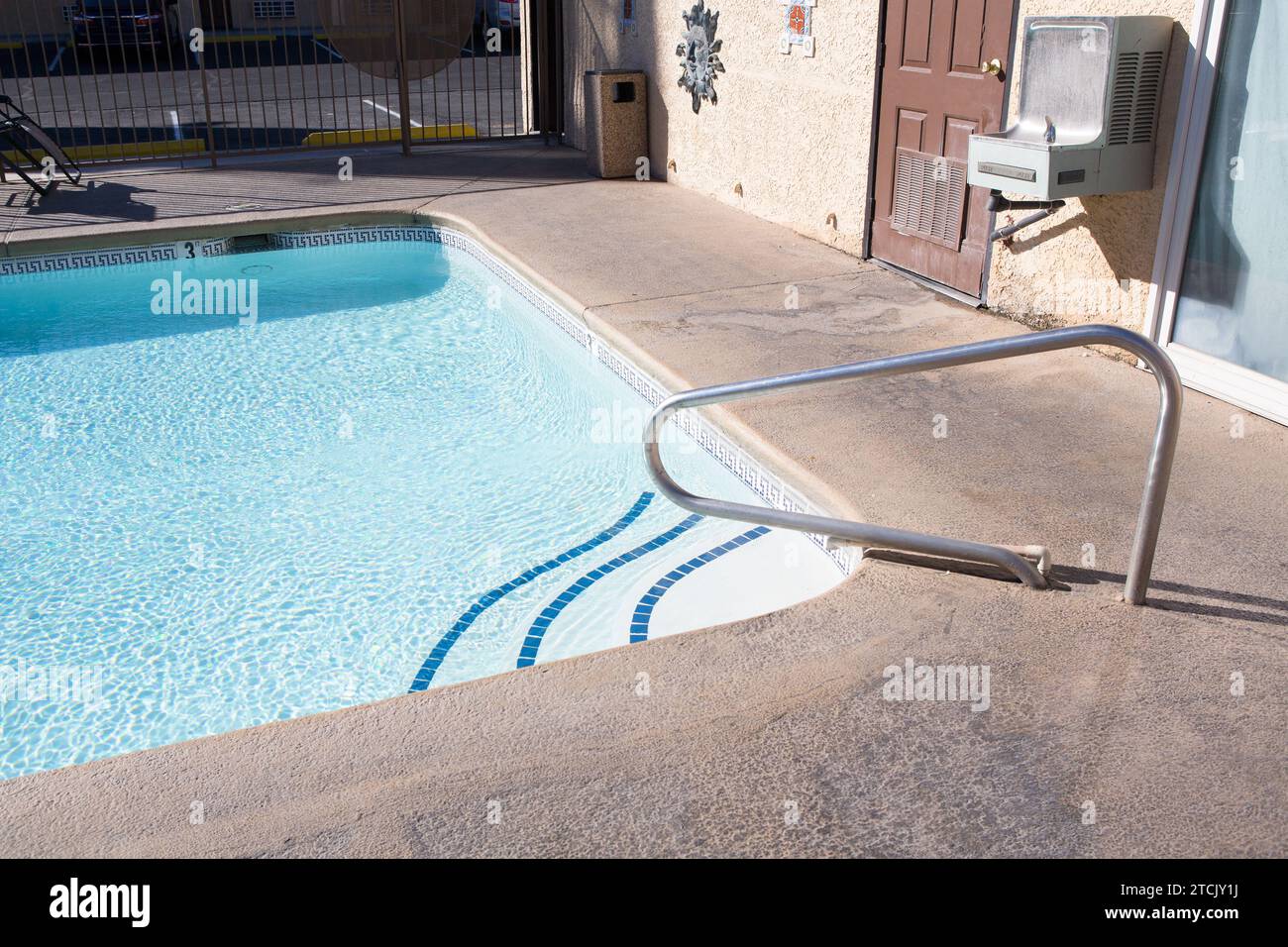 Poignées échelle dans la piscine, en plein air Banque D'Images