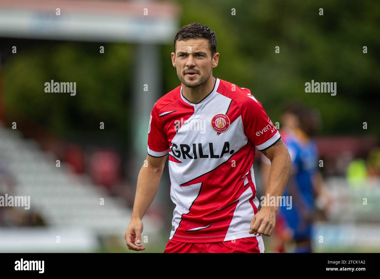 Le footballeur Jake Forster Caskey en action, jouant pour Stevenage FC pendant la saison 2023/2024 Banque D'Images
