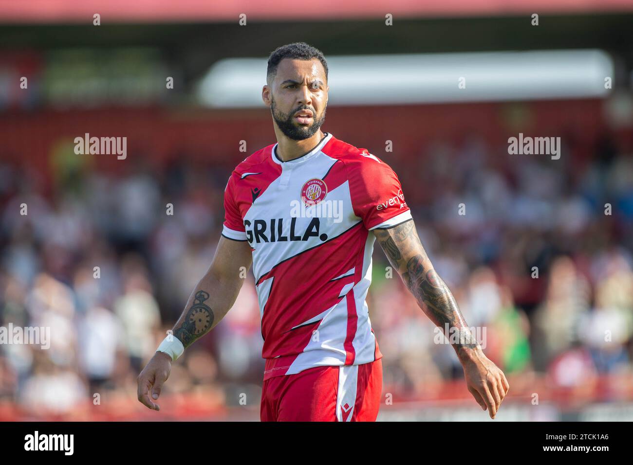 Le footballeur Kane Hemmings en action, jouant pour Stevenage FC pendant la saison 2023/2024 Banque D'Images