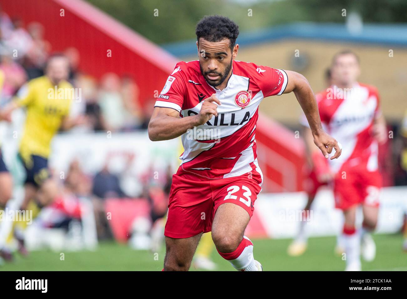 Le footballeur Louis Thompson en action, jouant pour Stevenage FC pendant la saison 2023/2024 Banque D'Images