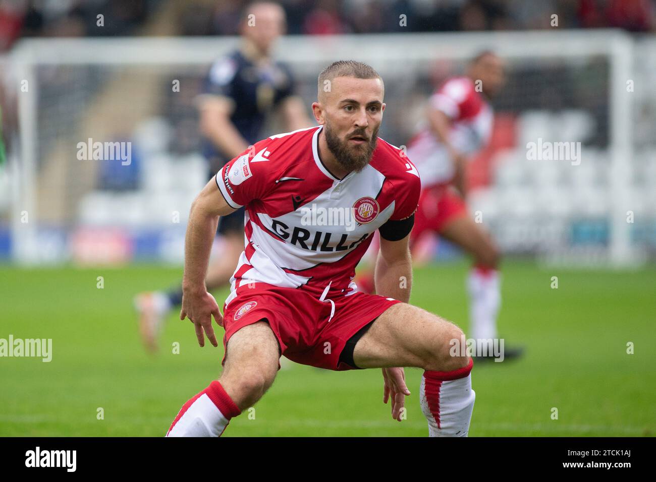 Le footballeur Dan Butler en action, jouant pour Stevenage FC pendant la saison 2023/2024 Banque D'Images