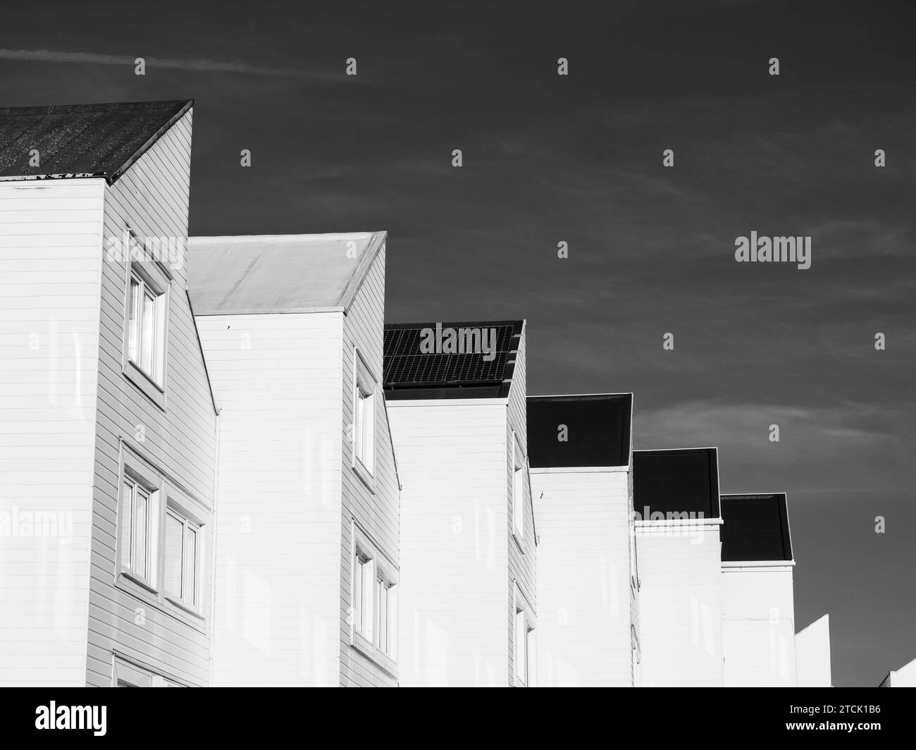 Paysage urbain noir et blanc, maisons modernes, Nr River Thames, Marlow, Buckinghamshire, Angleterre, Royaume-Uni, GB. Banque D'Images