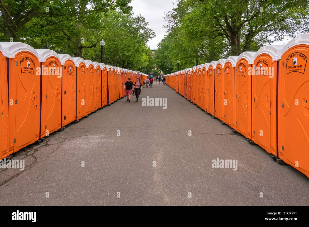 Boston, ma US-10 juin 2023 : deux rangées de toilettes portatives orange lors d'un grand événement en plein air. Banque D'Images